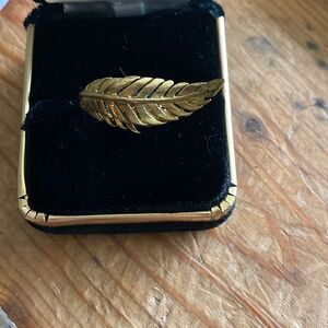 💛 Vintage MAFIA Brass Feather Ring